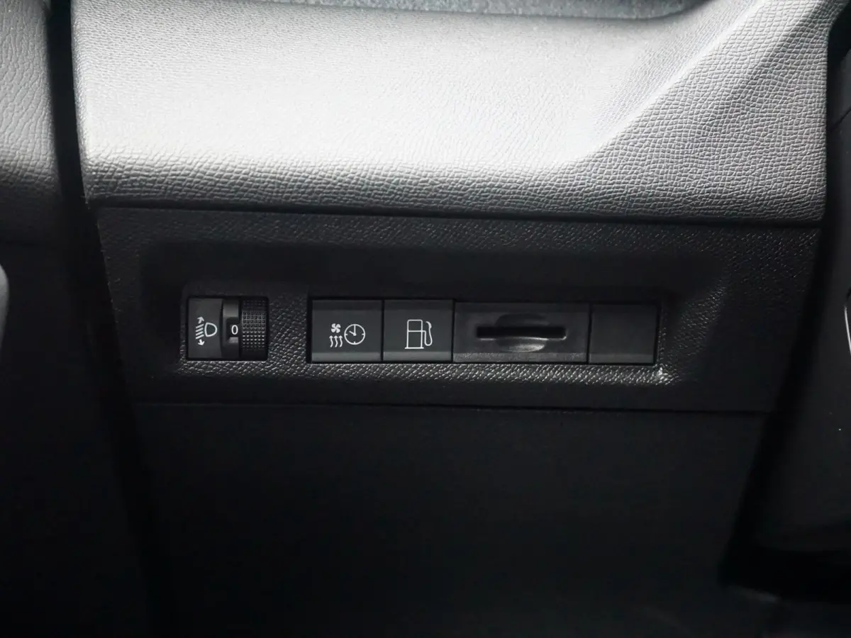 1.6 Plug-in Hybrid 180 Allure Avantage | Navigatie | 360 Camera | Stoelverwarming | Climate Control |