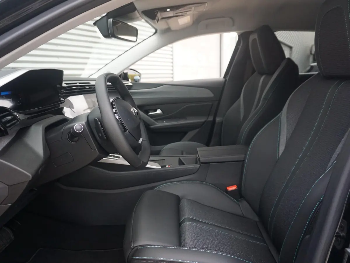 1.6 Plug-in Hybrid 180 Allure Avantage | Navigatie | 360 Camera | Stoelverwarming | Climate Control |