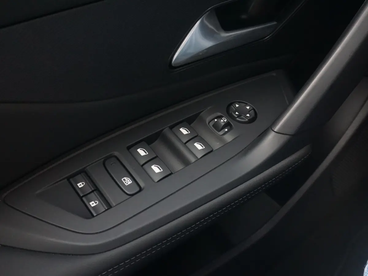 1.6 Plug-in Hybrid 180 Allure Avantage | Navigatie | 360 Camera | Stoelverwarming | Climate Control |
