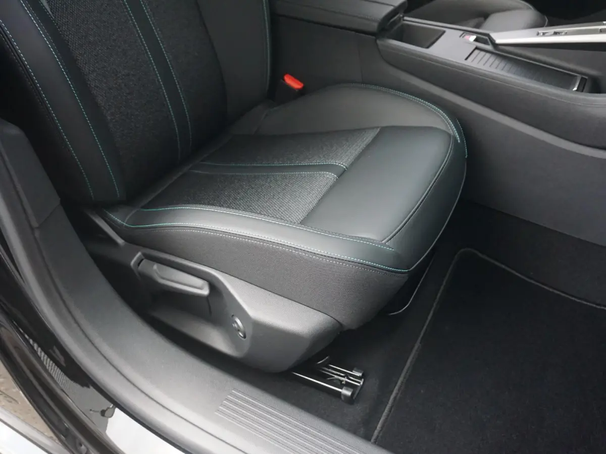 1.6 Plug-in Hybrid 180 Allure Avantage | Navigatie | 360 Camera | Stoelverwarming | Climate Control |