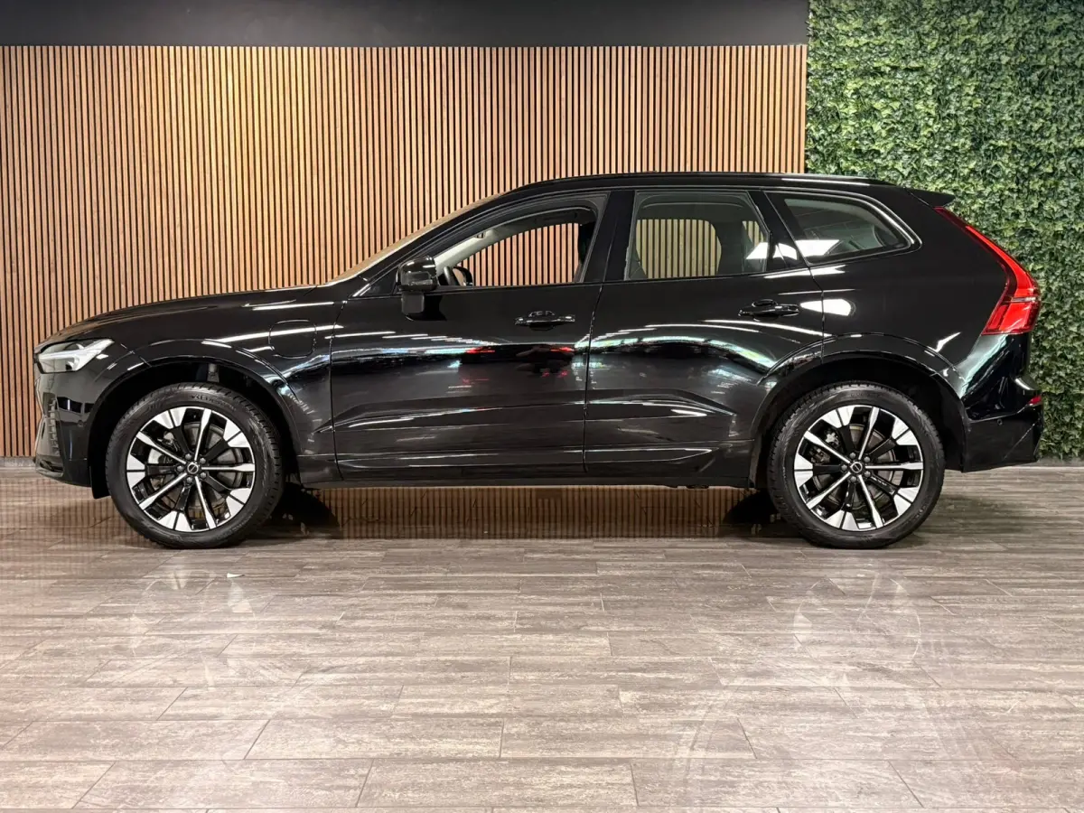 T6 AWD Recharge Ultra Dark | Facelift | Luchtvering | Trekhaak | All Season banden | 360° Camera | Head-Up Display | Harman Kardon | Adaptieve Cruise Control | Stoelverwarming voor+achter |