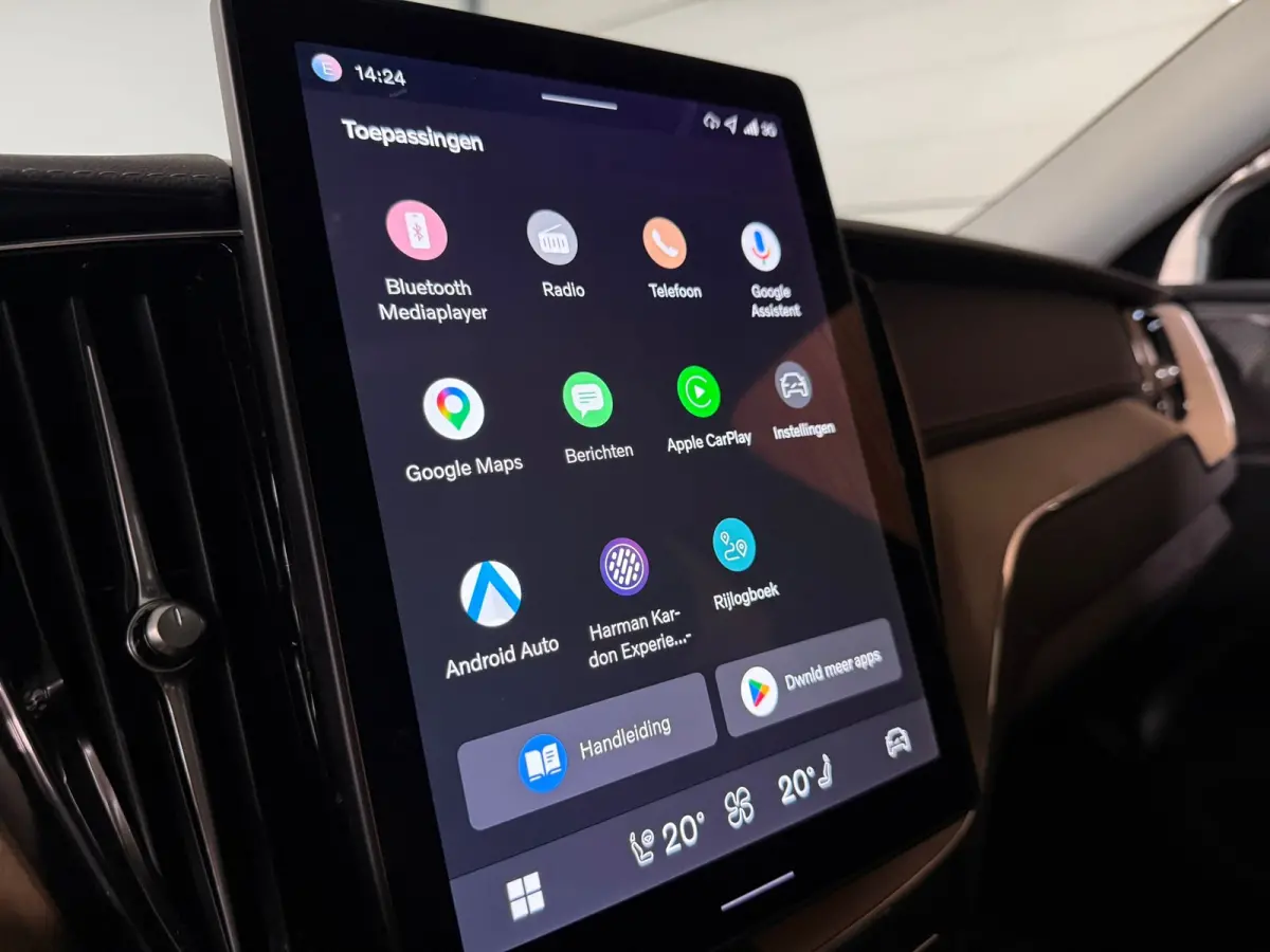 T6 AWD Recharge Ultra Dark | Facelift | Luchtvering | Trekhaak | All Season banden | 360° Camera | Head-Up Display | Harman Kardon | Adaptieve Cruise Control | Stoelverwarming voor+achter |