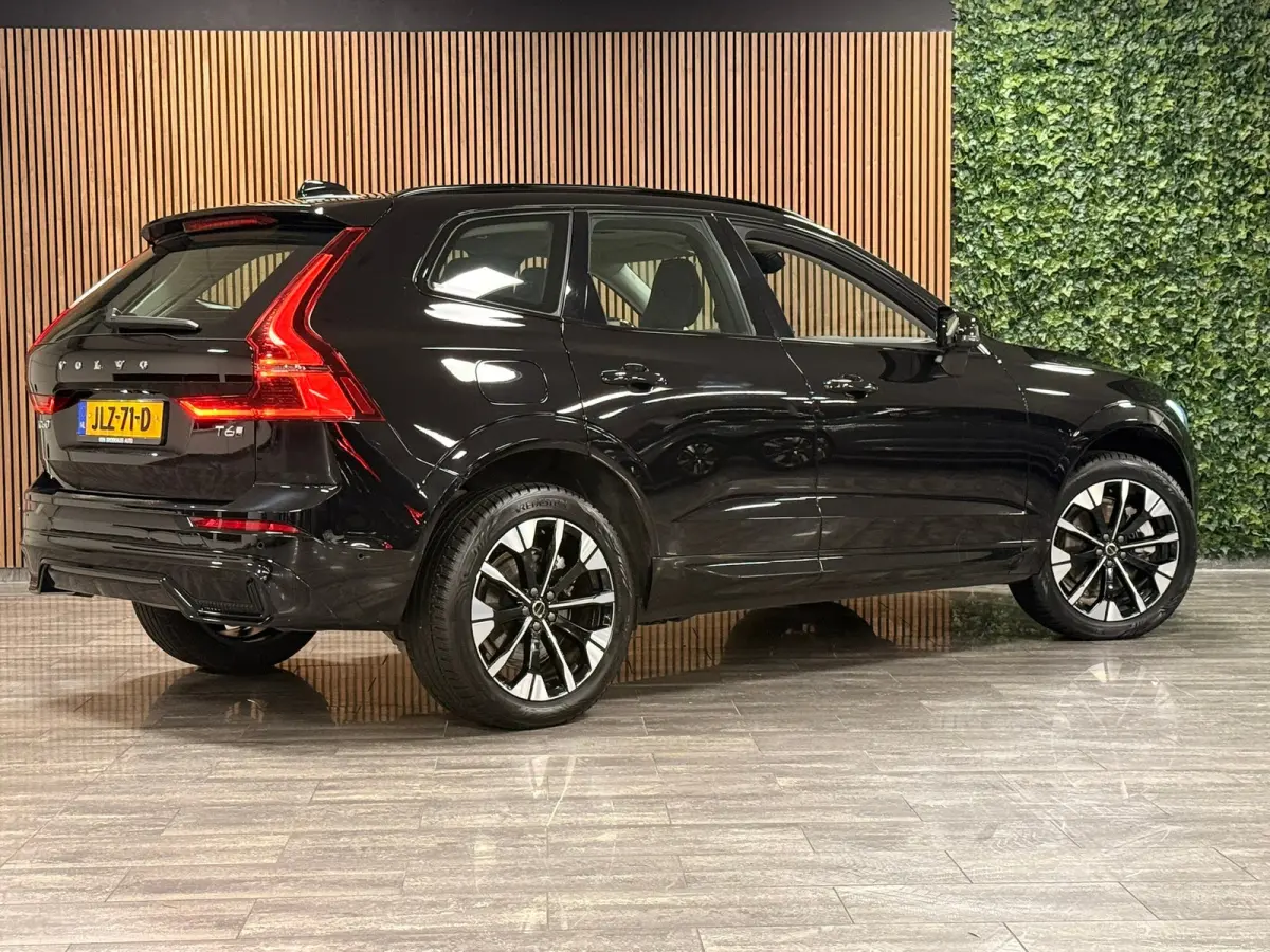 T6 AWD Recharge Ultra Dark | Facelift | Luchtvering | Trekhaak | All Season banden | 360° Camera | Head-Up Display | Harman Kardon | Adaptieve Cruise Control | Stoelverwarming voor+achter |
