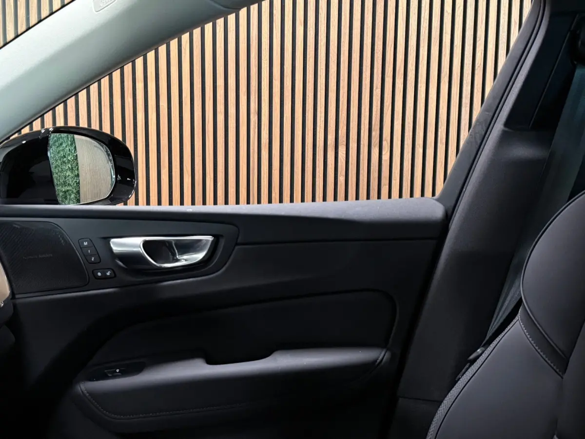 T6 AWD Recharge Ultra Dark | Facelift | Luchtvering | Trekhaak | All Season banden | 360° Camera | Head-Up Display | Harman Kardon | Adaptieve Cruise Control | Stoelverwarming voor+achter |