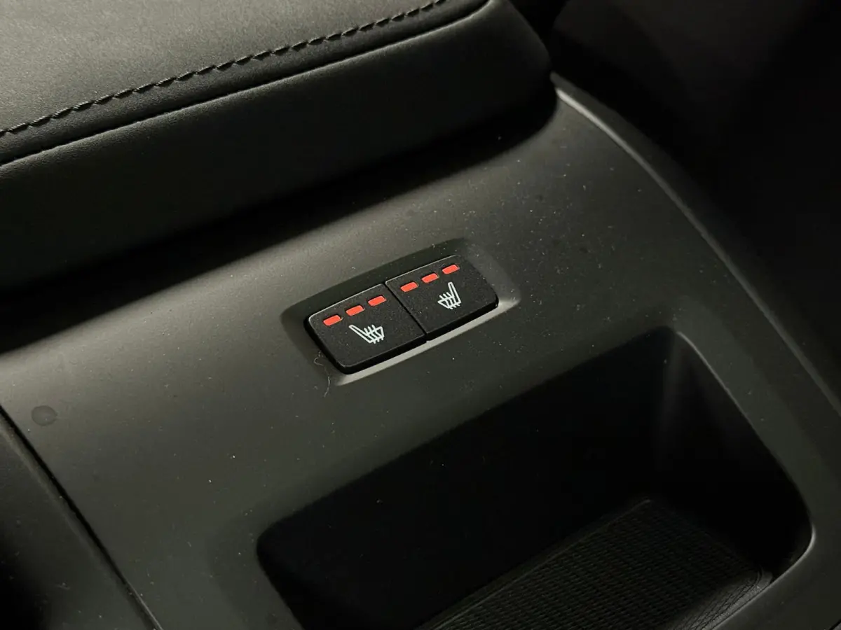 T6 AWD Recharge Ultra Dark | Facelift | Luchtvering | Trekhaak | All Season banden | 360° Camera | Head-Up Display | Harman Kardon | Adaptieve Cruise Control | Stoelverwarming voor+achter |