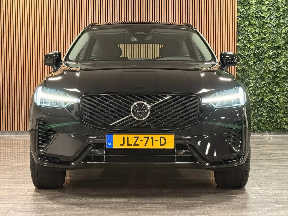 T6 AWD Recharge Ultra Dark | Facelift | Luchtvering | Trekhaak | All Season banden | 360° Camera | Head-Up Display | Harman Kardon | Adaptieve Cruise Control | Stoelverwarming voor+achter |