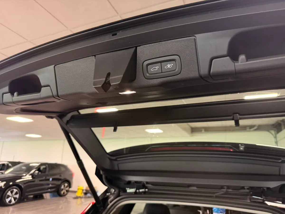 T6 AWD Recharge Ultra Dark | Facelift | Luchtvering | Trekhaak | All Season banden | 360° Camera | Head-Up Display | Harman Kardon | Adaptieve Cruise Control | Stoelverwarming voor+achter |