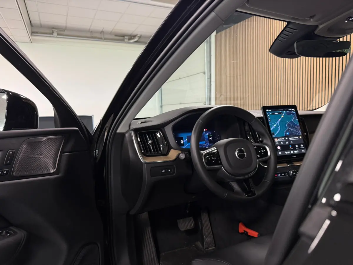 T6 AWD Recharge Ultra Dark | Facelift | Luchtvering | Trekhaak | All Season banden | 360° Camera | Head-Up Display | Harman Kardon | Adaptieve Cruise Control | Stoelverwarming voor+achter |