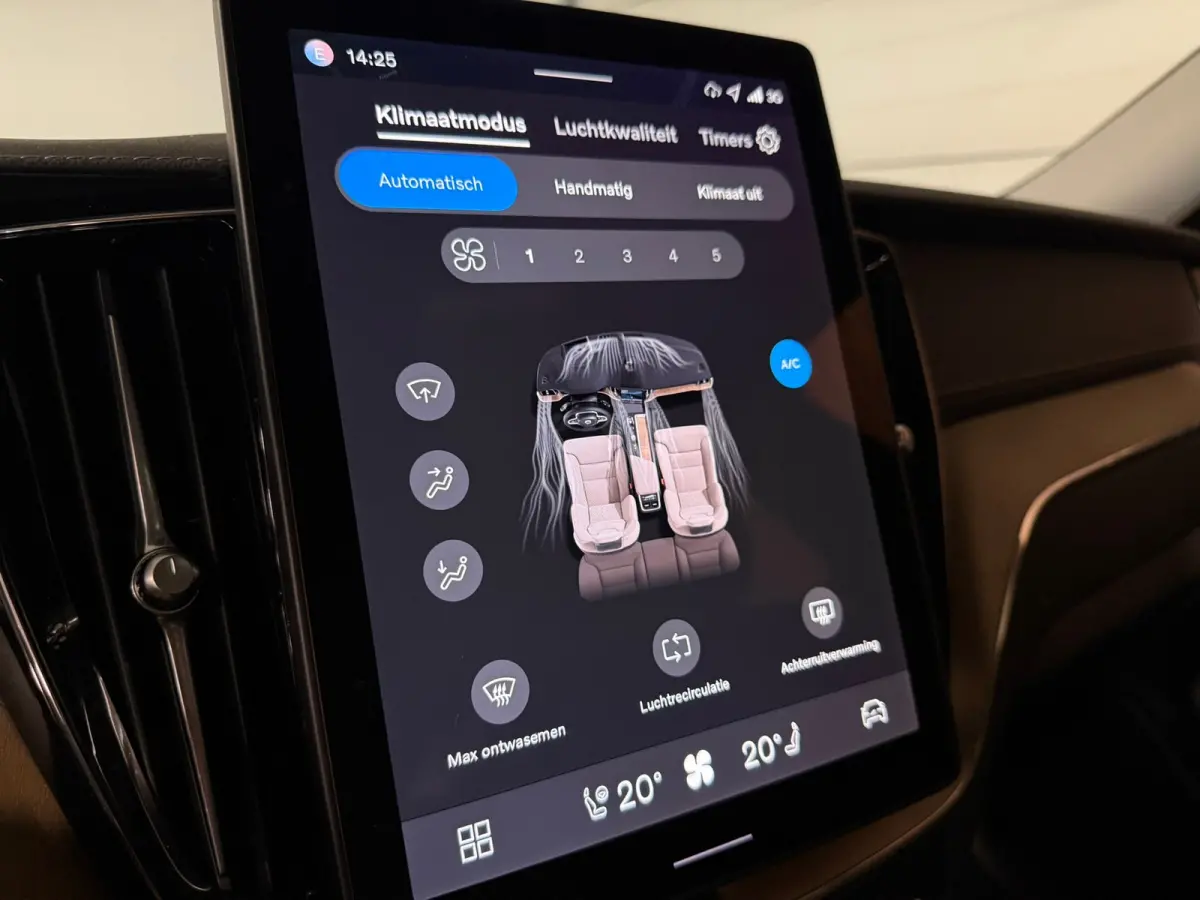 T6 AWD Recharge Ultra Dark | Facelift | Luchtvering | Trekhaak | All Season banden | 360° Camera | Head-Up Display | Harman Kardon | Adaptieve Cruise Control | Stoelverwarming voor+achter |