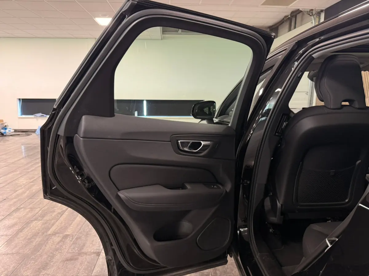 T6 AWD Recharge Ultra Dark | Facelift | Luchtvering | Trekhaak | All Season banden | 360° Camera | Head-Up Display | Harman Kardon | Adaptieve Cruise Control | Stoelverwarming voor+achter |