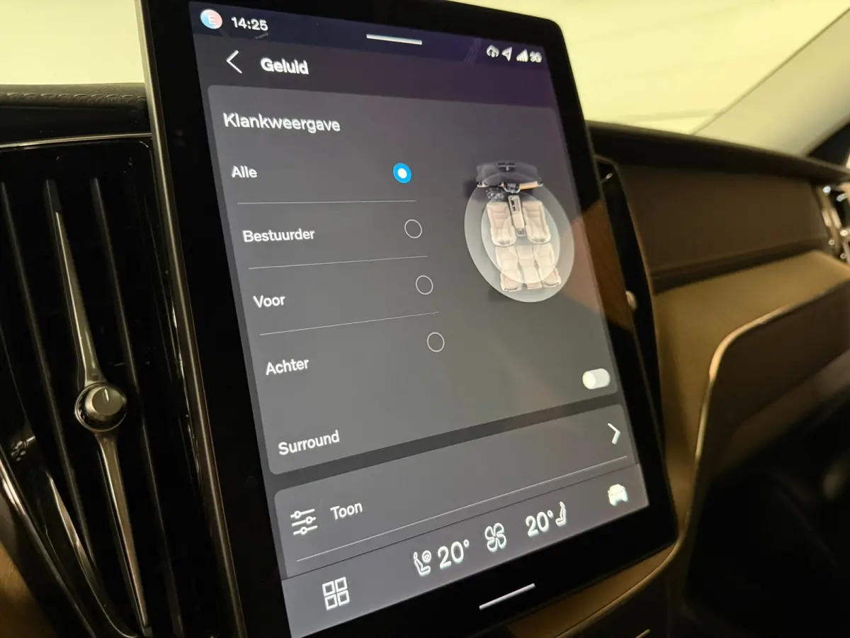 T6 AWD Recharge Ultra Dark | Facelift | Luchtvering | Trekhaak | All Season banden | 360° Camera | Head-Up Display | Harman Kardon | Adaptieve Cruise Control | Stoelverwarming voor+achter |