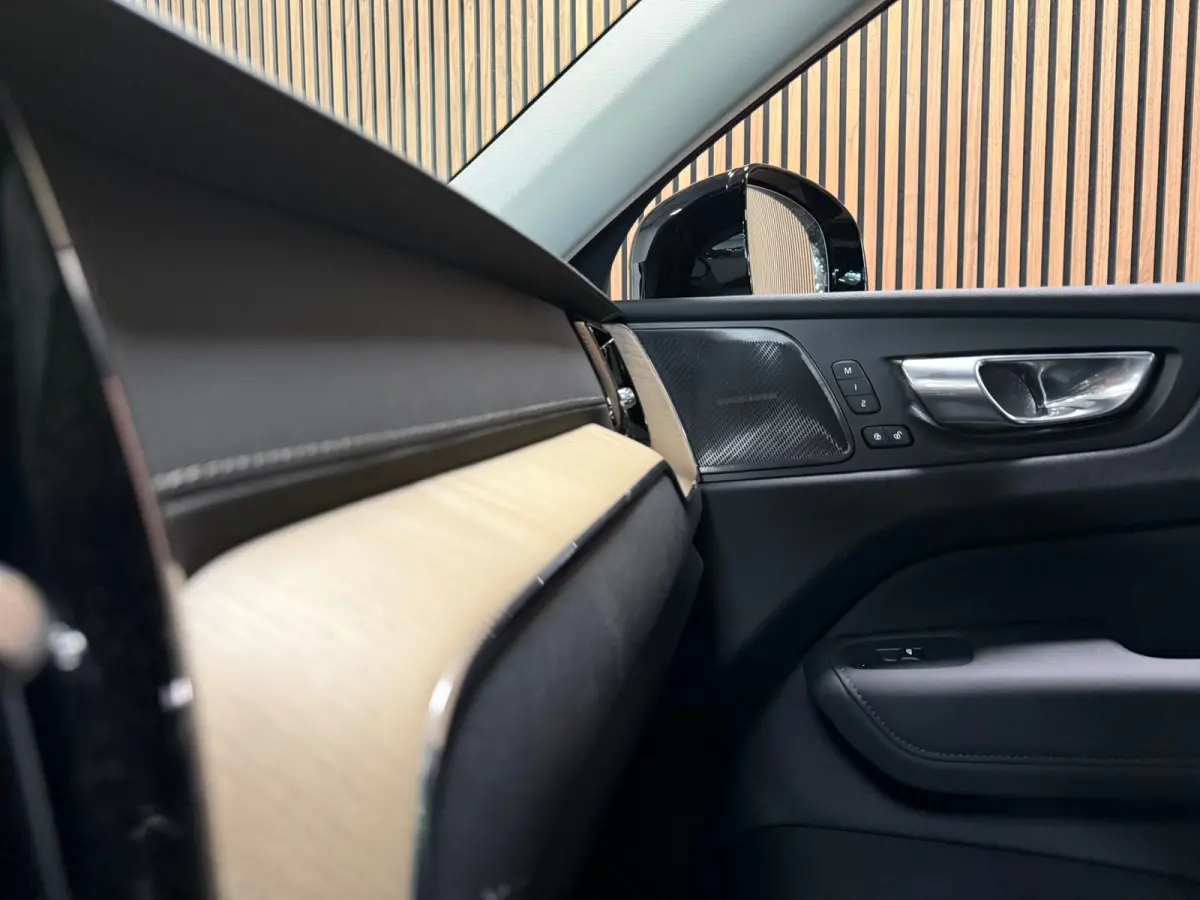 T6 AWD Recharge Ultra Dark | Facelift | Luchtvering | Trekhaak | All Season banden | 360° Camera | Head-Up Display | Harman Kardon | Adaptieve Cruise Control | Stoelverwarming voor+achter |
