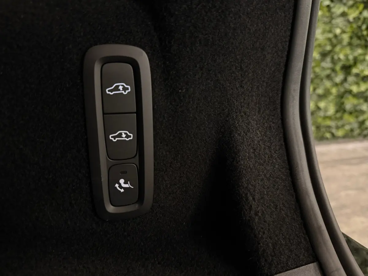 T6 AWD Recharge Ultra Dark | Facelift | Luchtvering | Trekhaak | All Season banden | 360° Camera | Head-Up Display | Harman Kardon | Adaptieve Cruise Control | Stoelverwarming voor+achter |