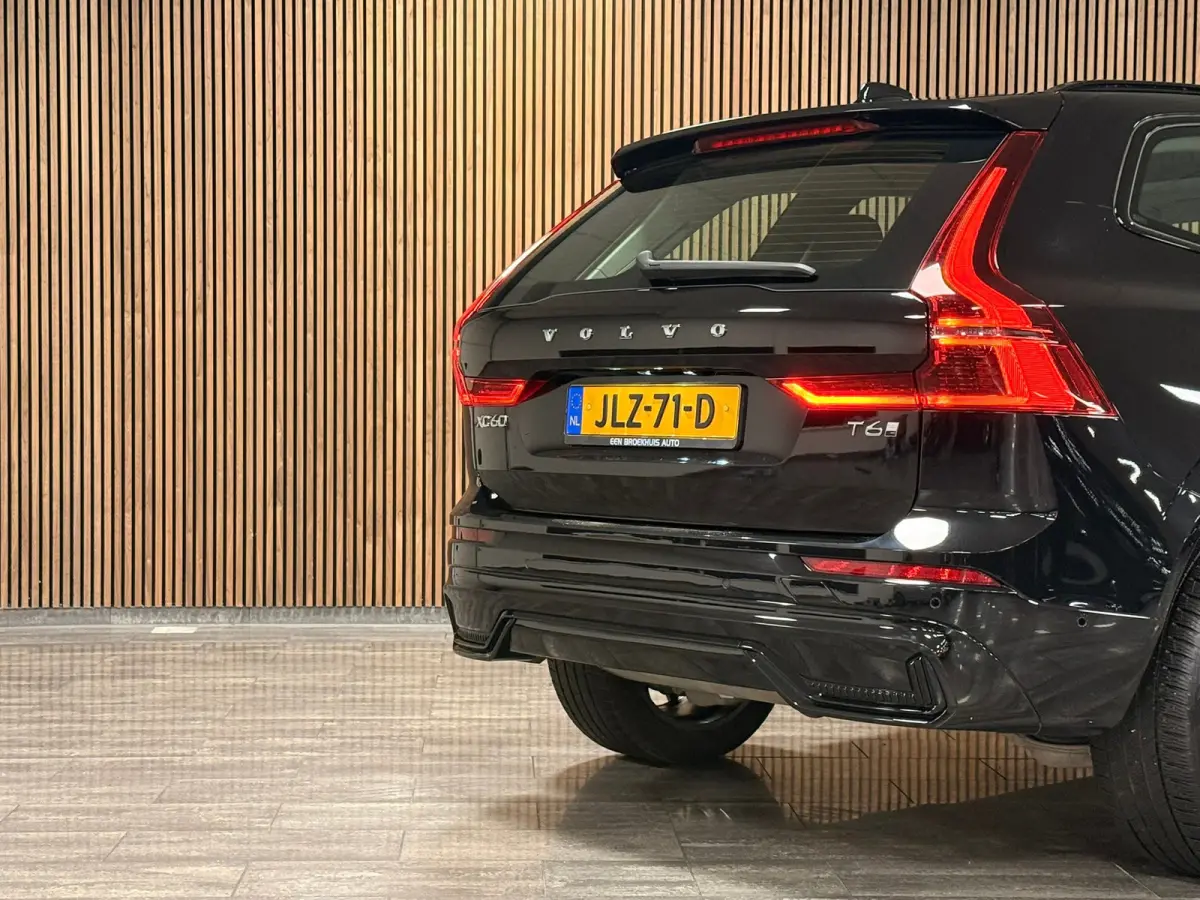 T6 AWD Recharge Ultra Dark | Facelift | Luchtvering | Trekhaak | All Season banden | 360° Camera | Head-Up Display | Harman Kardon | Adaptieve Cruise Control | Stoelverwarming voor+achter |