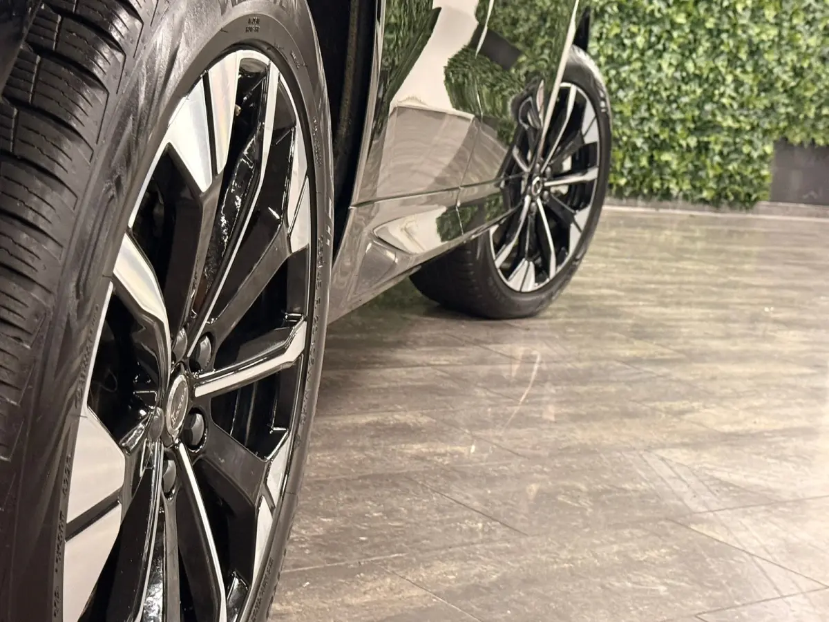 T6 AWD Recharge Ultra Dark | Facelift | Luchtvering | Trekhaak | All Season banden | 360° Camera | Head-Up Display | Harman Kardon | Adaptieve Cruise Control | Stoelverwarming voor+achter |