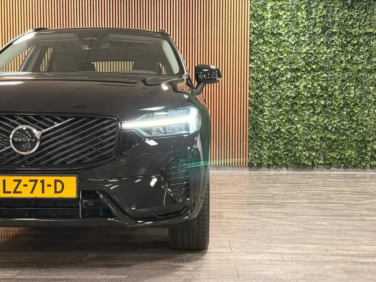 T6 AWD Recharge Ultra Dark | Facelift | Luchtvering | Trekhaak | All Season banden | 360° Camera | Head-Up Display | Harman Kardon | Adaptieve Cruise Control | Stoelverwarming voor+achter |