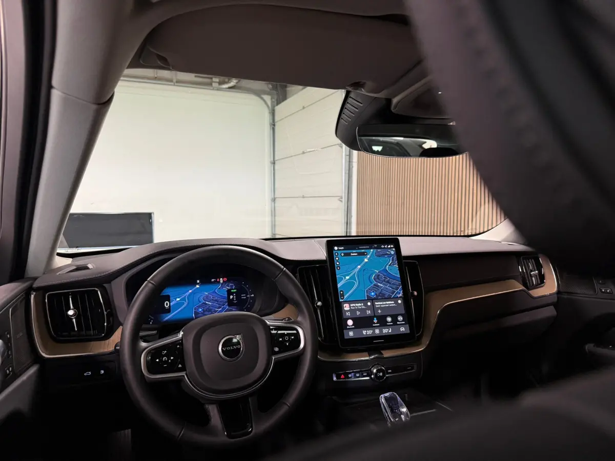 T6 AWD Recharge Ultra Dark | Facelift | Luchtvering | Trekhaak | All Season banden | 360° Camera | Head-Up Display | Harman Kardon | Adaptieve Cruise Control | Stoelverwarming voor+achter |