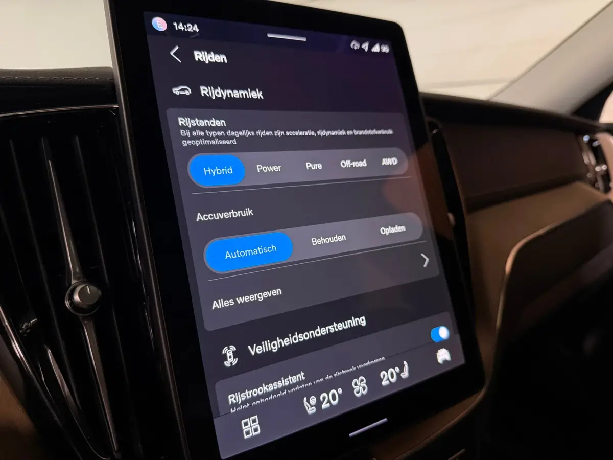 T6 AWD Recharge Ultra Dark | Facelift | Luchtvering | Trekhaak | All Season banden | 360° Camera | Head-Up Display | Harman Kardon | Adaptieve Cruise Control | Stoelverwarming voor+achter |