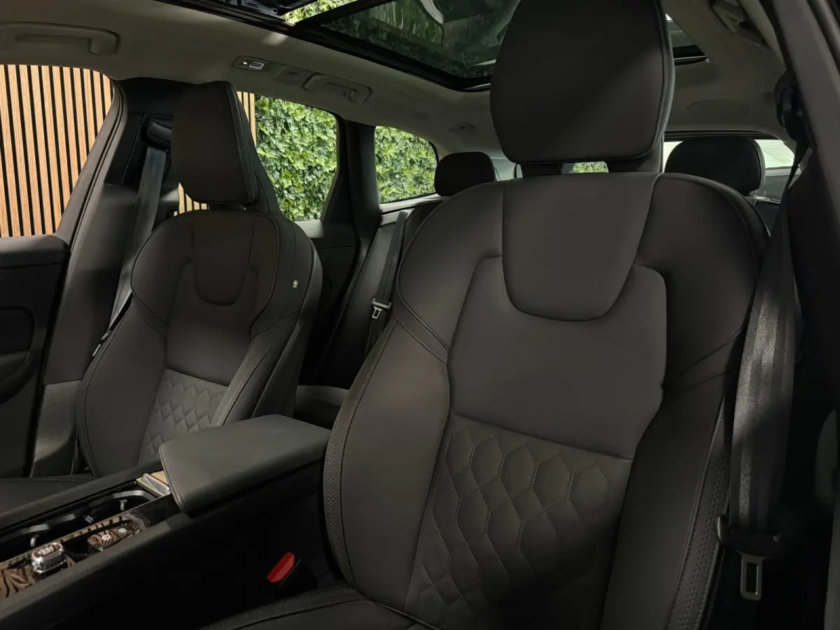 T6 AWD Recharge Ultra Dark | Facelift | Luchtvering | Trekhaak | All Season banden | 360° Camera | Head-Up Display | Harman Kardon | Adaptieve Cruise Control | Stoelverwarming voor+achter |