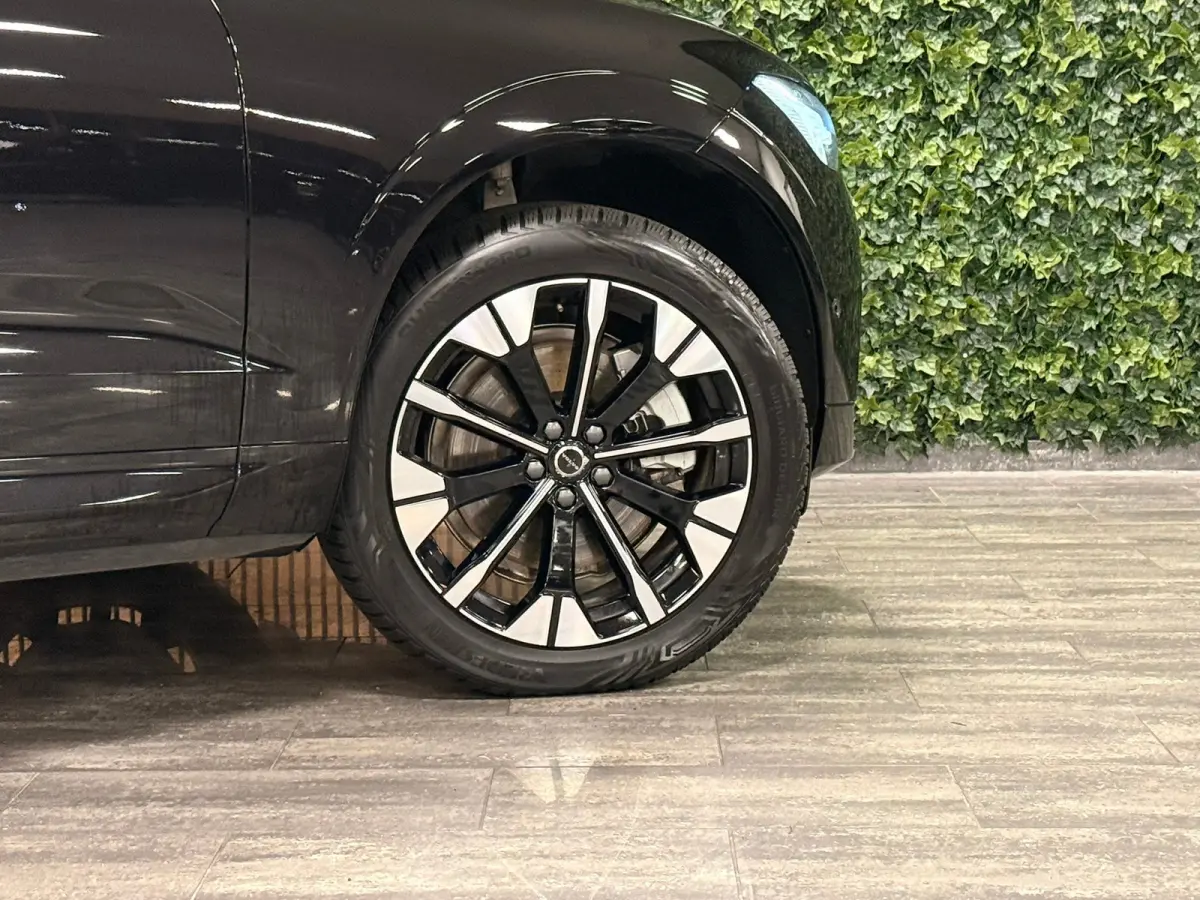 T6 AWD Recharge Ultra Dark | Facelift | Luchtvering | Trekhaak | All Season banden | 360° Camera | Head-Up Display | Harman Kardon | Adaptieve Cruise Control | Stoelverwarming voor+achter |