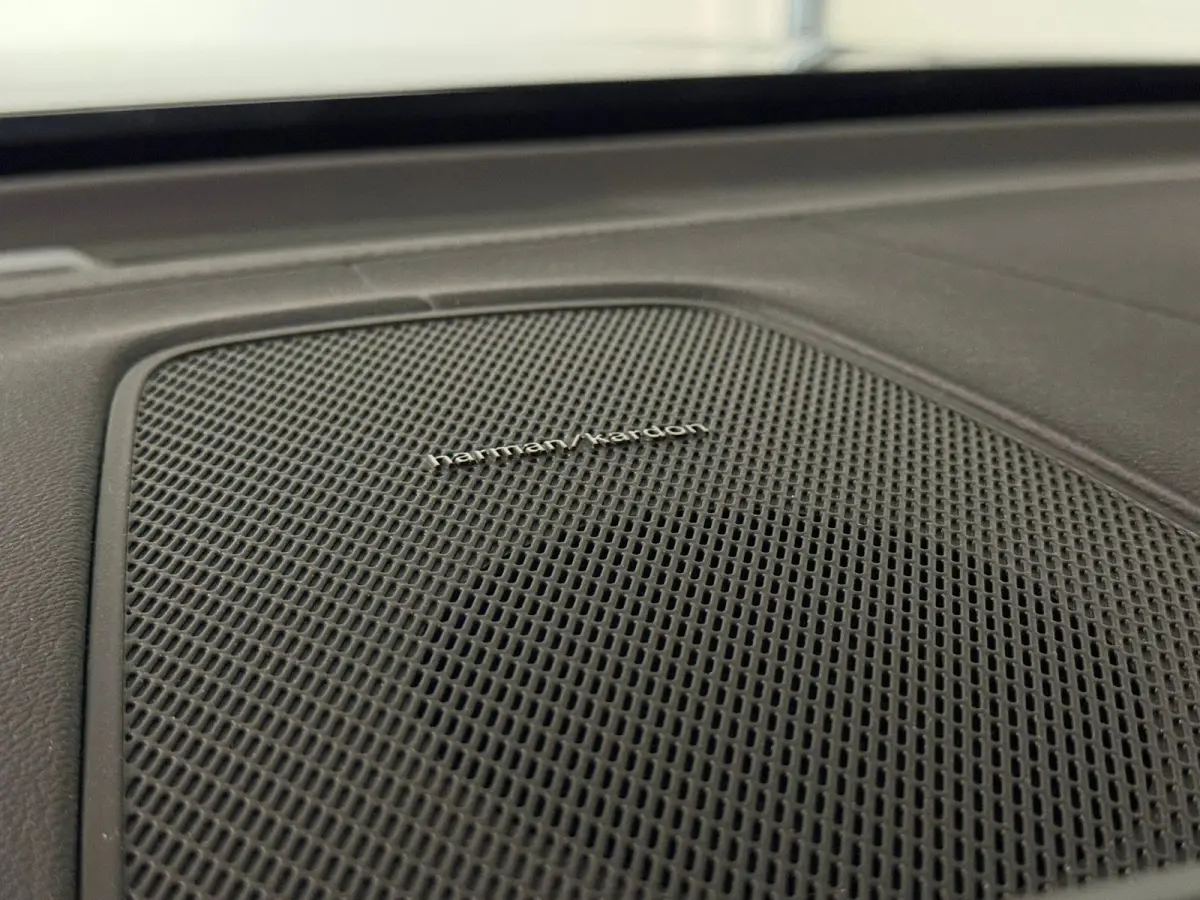 T6 AWD Recharge Ultra Dark | Facelift | Luchtvering | Trekhaak | All Season banden | 360° Camera | Head-Up Display | Harman Kardon | Adaptieve Cruise Control | Stoelverwarming voor+achter |