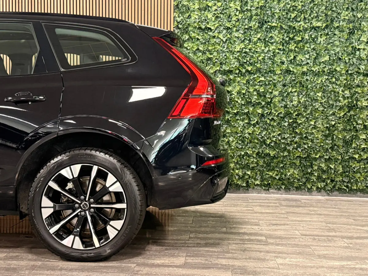 T6 AWD Recharge Ultra Dark | Facelift | Luchtvering | Trekhaak | All Season banden | 360° Camera | Head-Up Display | Harman Kardon | Adaptieve Cruise Control | Stoelverwarming voor+achter |