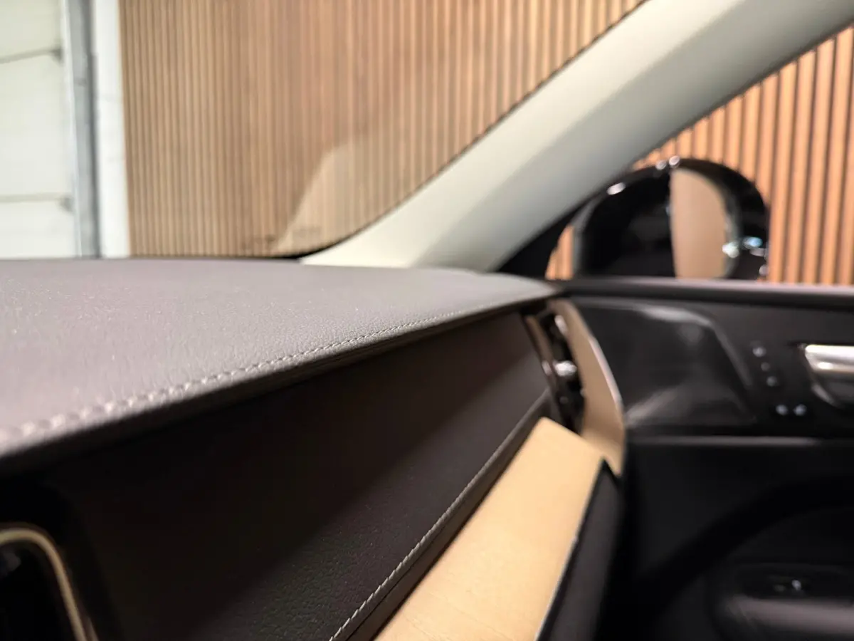 T6 AWD Recharge Ultra Dark | Facelift | Luchtvering | Trekhaak | All Season banden | 360° Camera | Head-Up Display | Harman Kardon | Adaptieve Cruise Control | Stoelverwarming voor+achter |