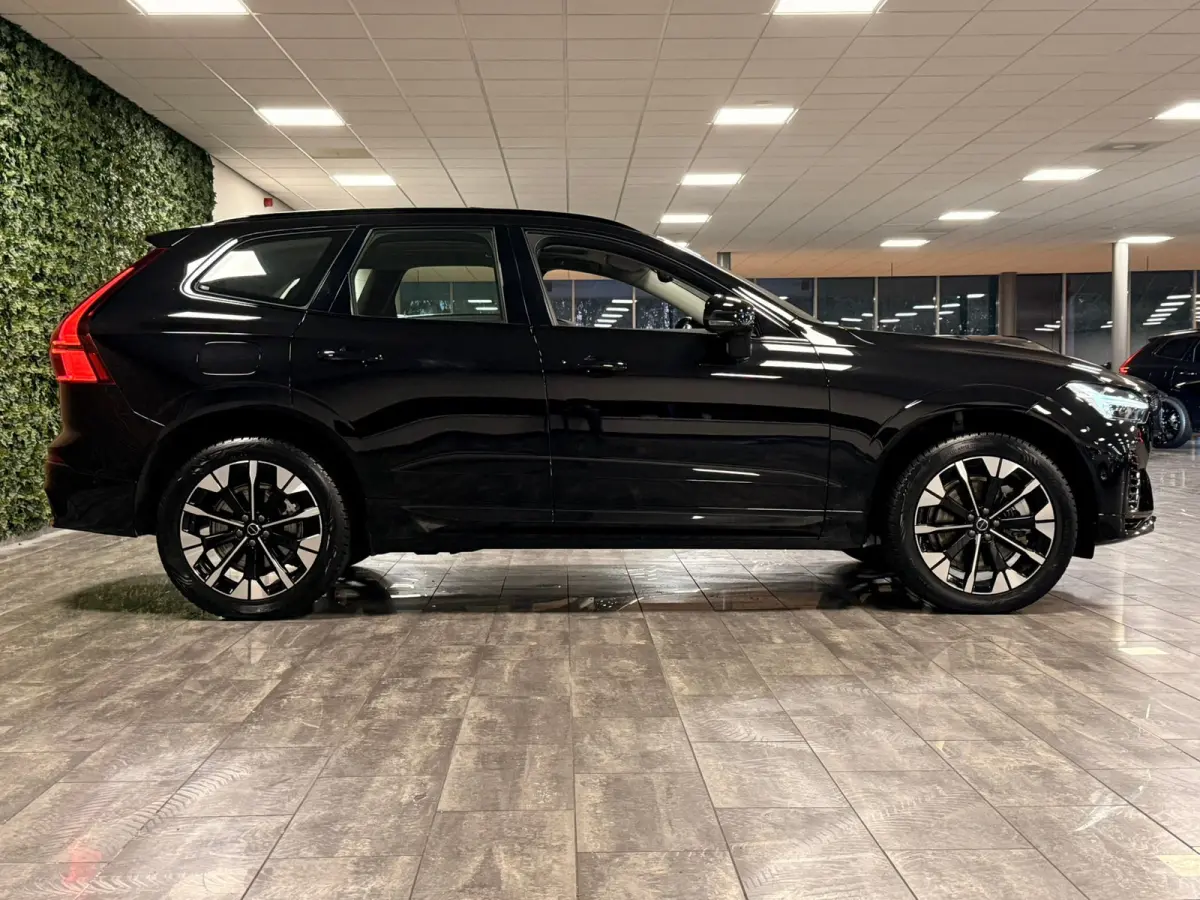 T6 AWD Recharge Ultra Dark | Facelift | Luchtvering | Trekhaak | All Season banden | 360° Camera | Head-Up Display | Harman Kardon | Adaptieve Cruise Control | Stoelverwarming voor+achter |