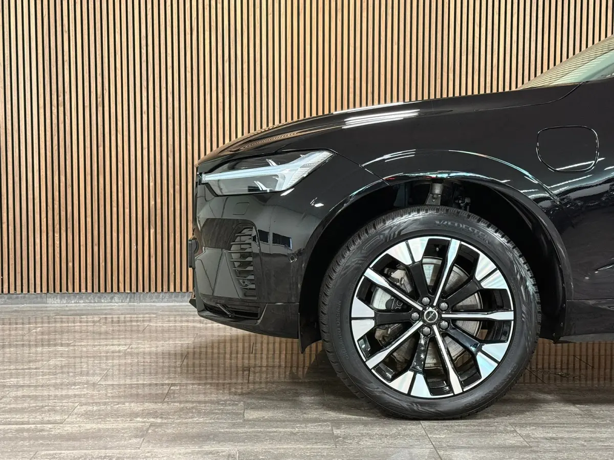 T6 AWD Recharge Ultra Dark | Facelift | Luchtvering | Trekhaak | All Season banden | 360° Camera | Head-Up Display | Harman Kardon | Adaptieve Cruise Control | Stoelverwarming voor+achter |