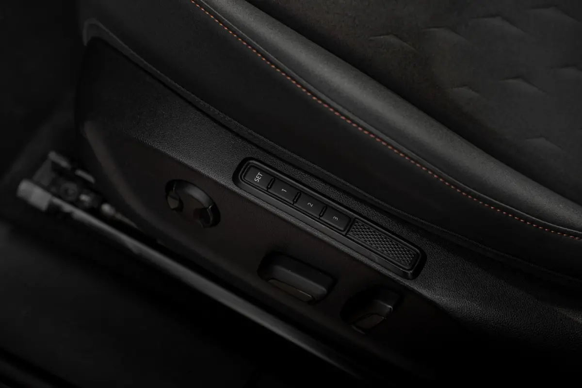 1.5 TSI e-Hybrid 272pk VZ Performance | "Immersive by Sennheiser" premium sound system package | Adaptief demping systeem | Alcantara bekleding