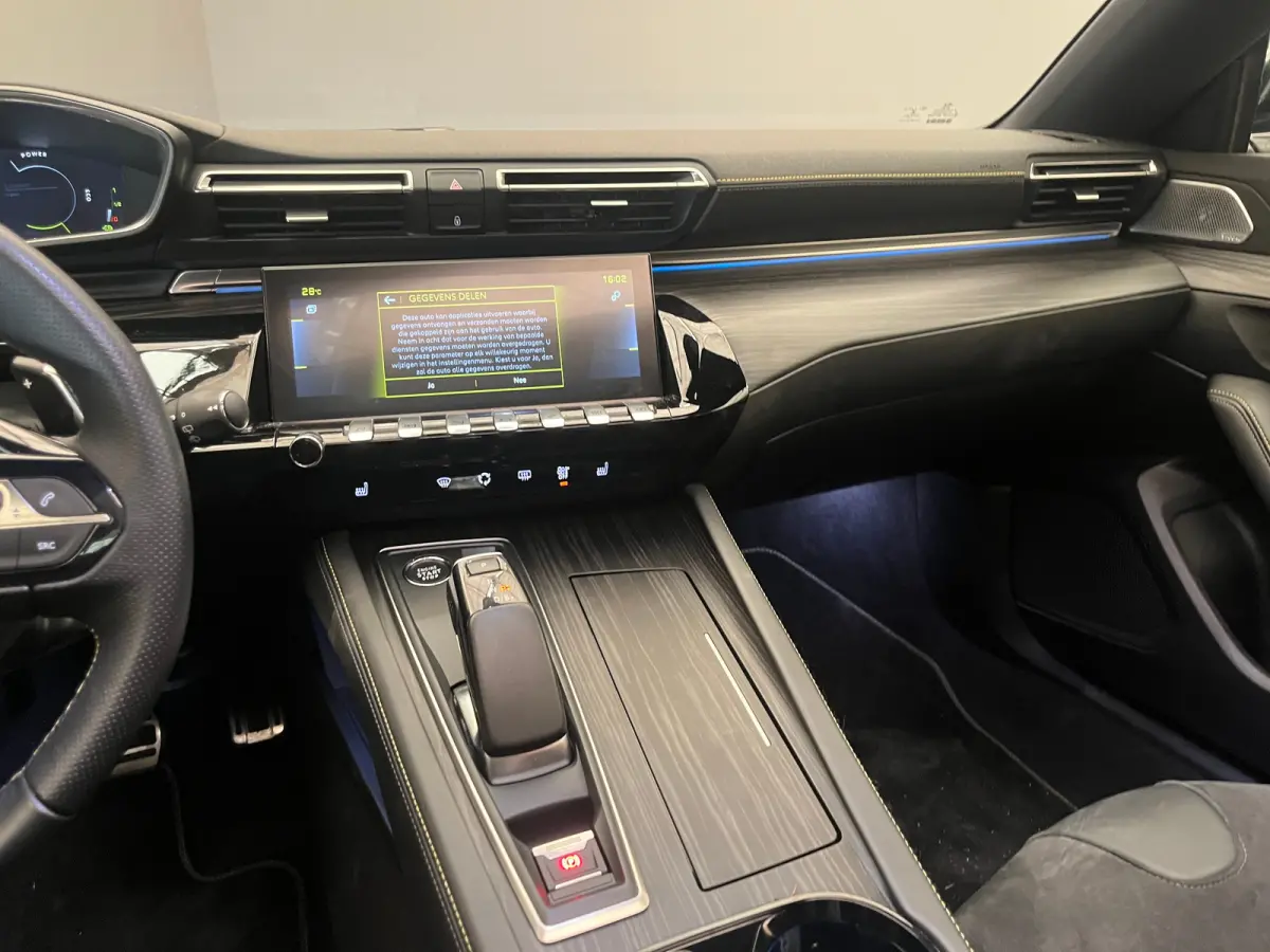 1.6 HYbrid 360 PSE 360PK!! | Panoramadak | Elek. Stoel met Massage | Alcantara | Stoelverwarming | Camera Rondom  | Achteruitrijcamera | Apple Carplay/Android Auto|telefoonintegratie premium