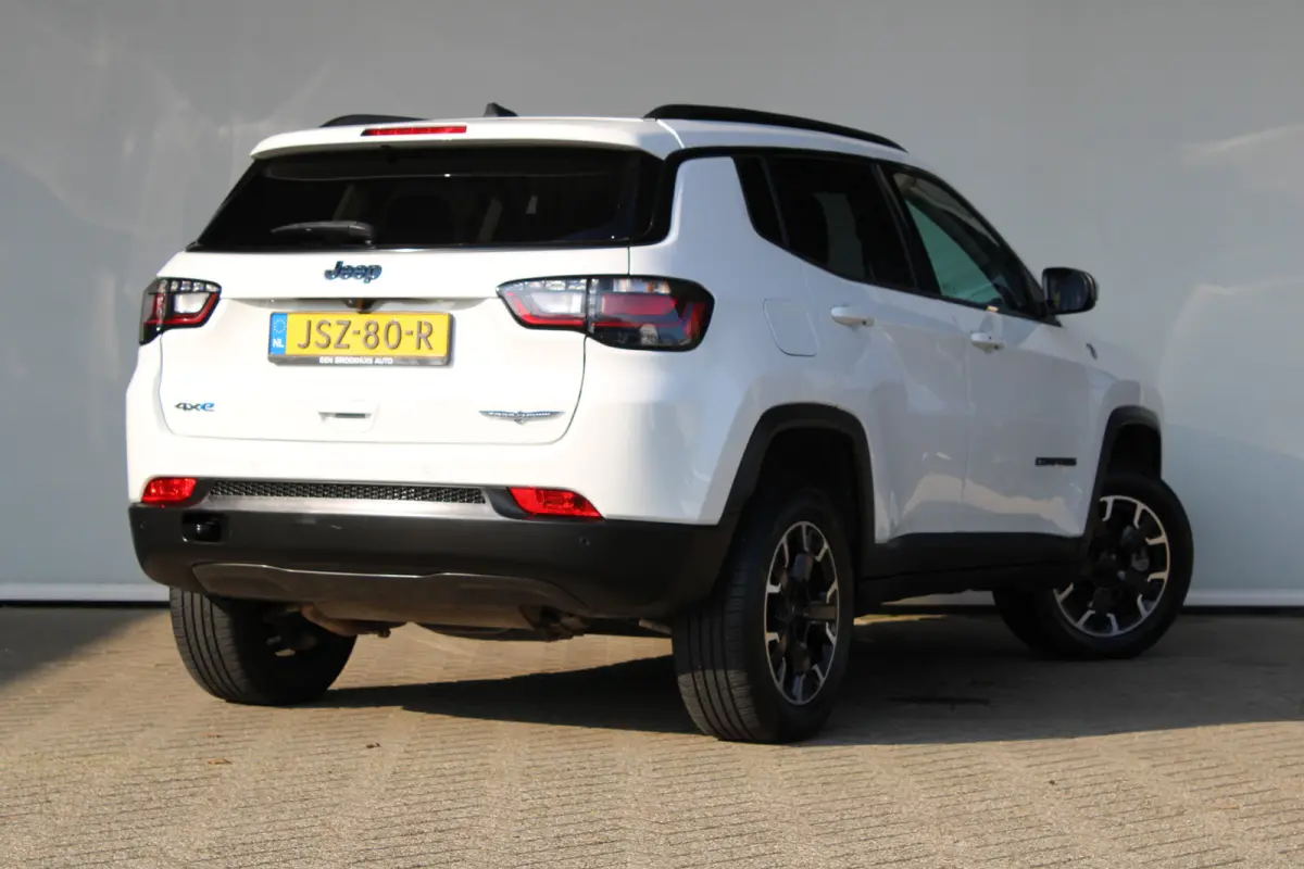 4xe 240 Plug-in Hybrid Trailhawk | SOH 93% | Trail rated | Navigatie | Cruise control adaptief | Camera | Dakrails |