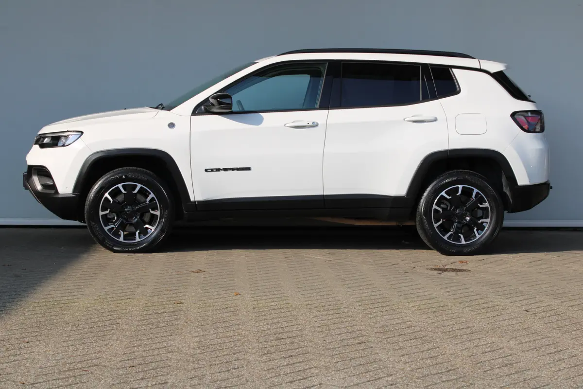 4xe 240 Plug-in Hybrid Trailhawk | SOH 93% | Trail rated | Navigatie | Cruise control adaptief | Camera | Dakrails |