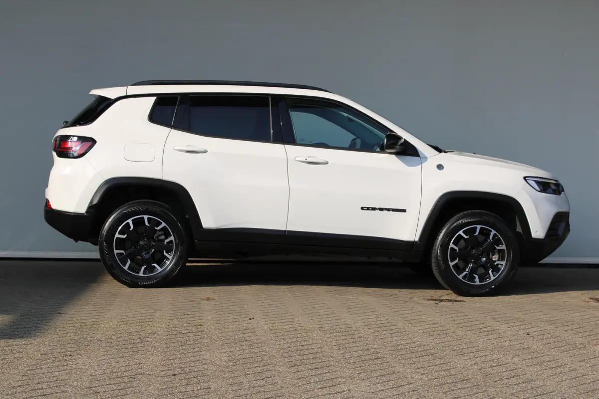 4xe 240 Plug-in Hybrid Trailhawk | SOH 93% | Trail rated | Navigatie | Cruise control adaptief | Camera | Dakrails |