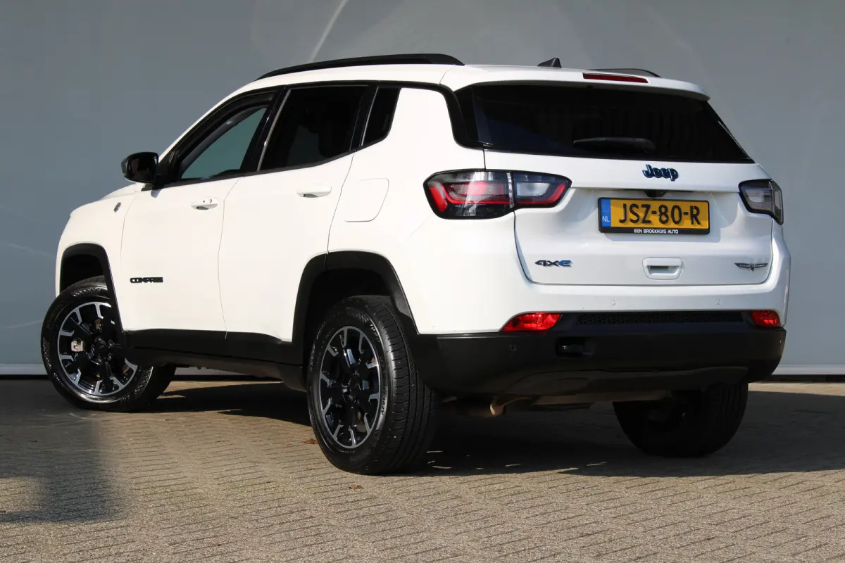 4xe 240 Plug-in Hybrid Trailhawk | SOH 93% | Trail rated | Navigatie | Cruise control adaptief | Camera | Dakrails |