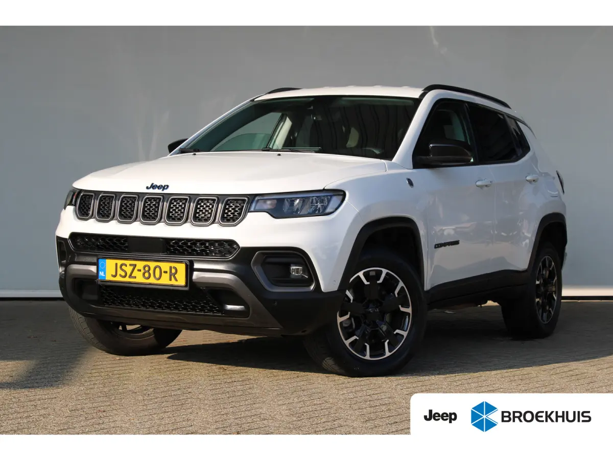 4xe 240 Plug-in Hybrid Trailhawk | SOH 93% | Trail rated | Navigatie | Cruise control adaptief | Camera | Dakrails |