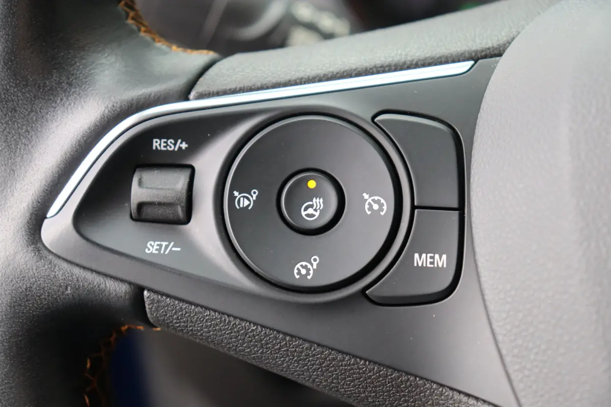 1.2 TURBO 130PK ULTIMATE AUTOMAAT / NAVI / LEDER / CLIMA / LED / PDC / 17" LMV / KEYLESS / WINTERPAKKET / HUD / BLUETOOTH / CRUISECONTROL / NIEUWSTAAT !!