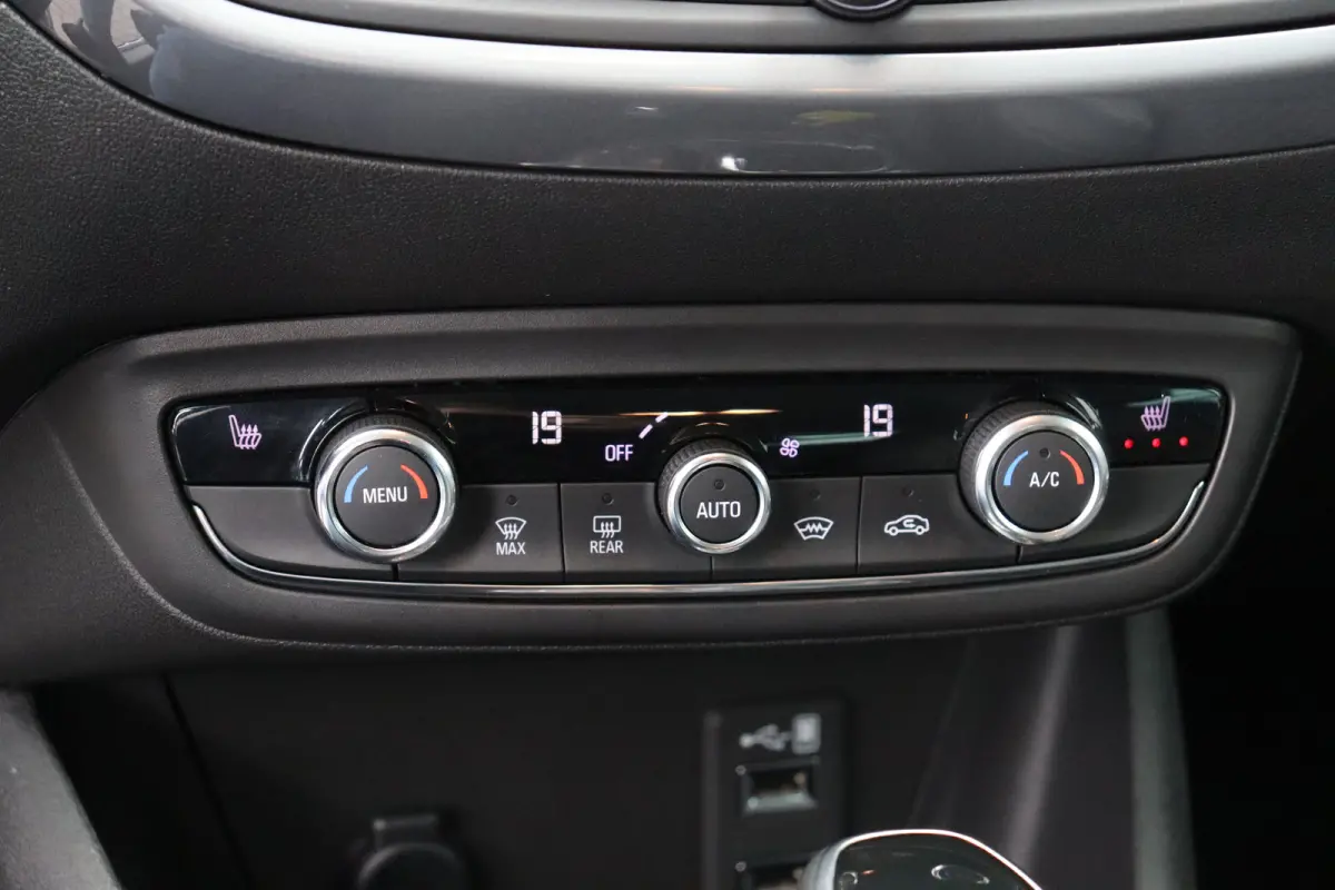 1.2 TURBO 130PK ULTIMATE AUTOMAAT / NAVI / LEDER / CLIMA / LED / PDC / 17" LMV / KEYLESS / WINTERPAKKET / HUD / BLUETOOTH / CRUISECONTROL / NIEUWSTAAT !!