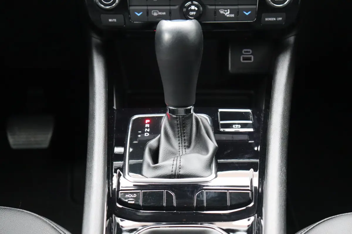 1.5T e-HYBRID 130PK LIMITED AUTOMAAT / NAVI / LEDER / CLIMA / FULL-LED / CAMERA / 19" LMV / KEYLESS / ADAPT. CRUISE / NIEUWSTAAT !!
