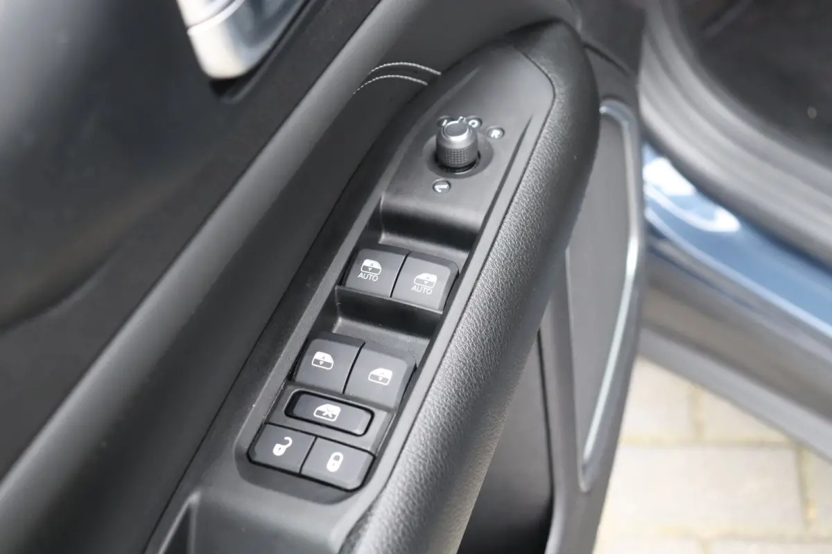1.5T e-HYBRID 130PK LIMITED AUTOMAAT / NAVI / LEDER / CLIMA / FULL-LED / CAMERA / 19" LMV / KEYLESS / ADAPT. CRUISE / NIEUWSTAAT !!