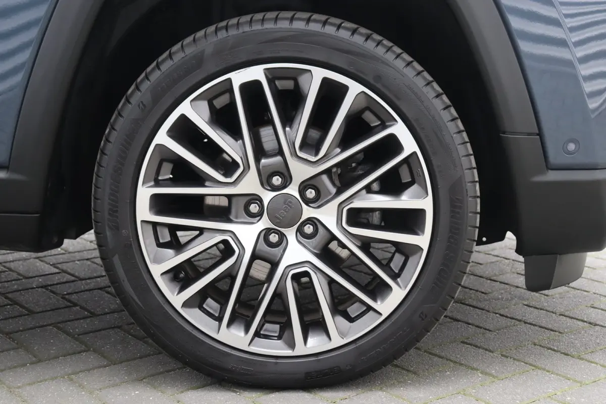 1.5T e-HYBRID 130PK LIMITED AUTOMAAT / NAVI / LEDER / CLIMA / FULL-LED / CAMERA / 19" LMV / KEYLESS / ADAPT. CRUISE / NIEUWSTAAT !!
