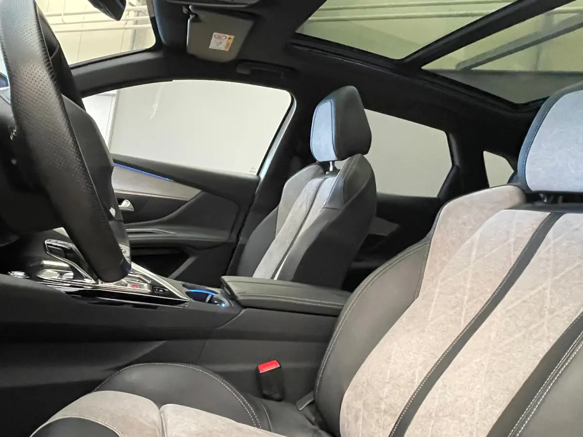 1.6 HYbrid4 300 Première Pack Panorama Dak | Elek. Stoelen met Massage | Focal | Elek. Achterklep | Camera Rondom | Stoelverwarming | Digitaal Dashboard | Achteruitrijcamera | Apple Carplay
