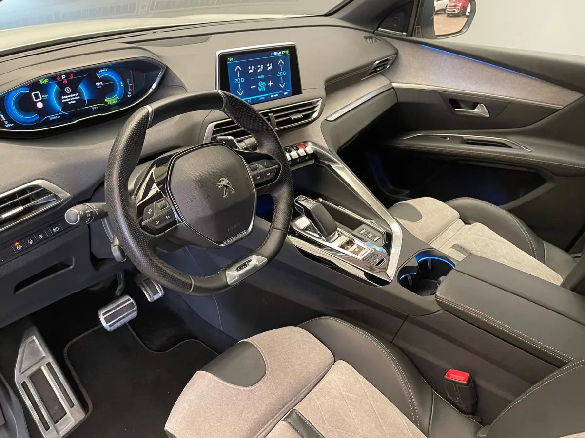 1.6 HYbrid4 300 Première Pack Panorama Dak | Elek. Stoelen met Massage | Focal | Elek. Achterklep | Camera Rondom | Stoelverwarming | Digitaal Dashboard | Achteruitrijcamera | Apple Carplay