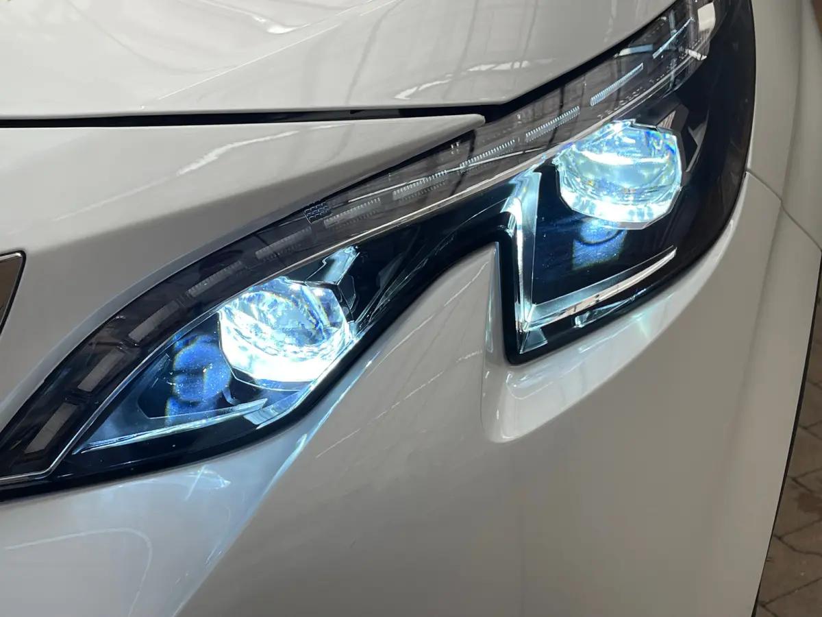 1.6 HYbrid4 300 Première Pack Panorama Dak | Elek. Stoelen met Massage | Focal | Elek. Achterklep | Camera Rondom | Stoelverwarming | Digitaal Dashboard | Achteruitrijcamera | Apple Carplay