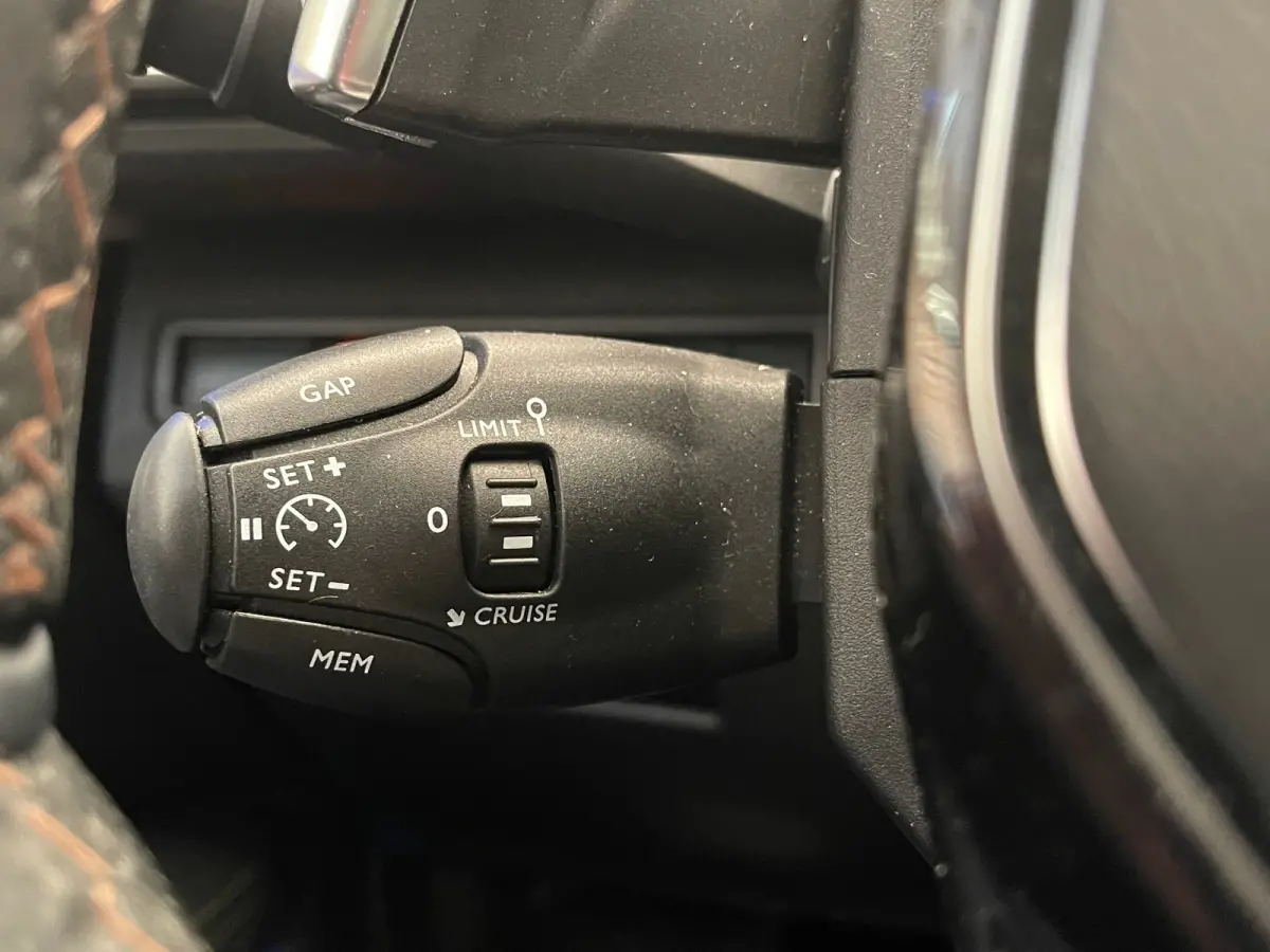 1.6 HYbrid4 300 Première Pack Panorama Dak | Elek. Stoelen met Massage | Focal | Elek. Achterklep | Camera Rondom | Stoelverwarming | Digitaal Dashboard | Achteruitrijcamera | Apple Carplay