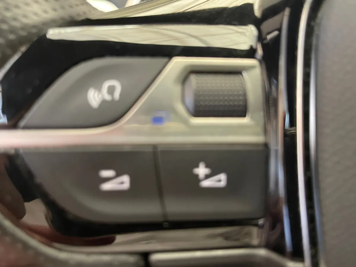 1.6 HYbrid4 300 Première Pack Panorama Dak | Elek. Stoelen met Massage | Focal | Elek. Achterklep | Camera Rondom | Stoelverwarming | Digitaal Dashboard | Achteruitrijcamera | Apple Carplay