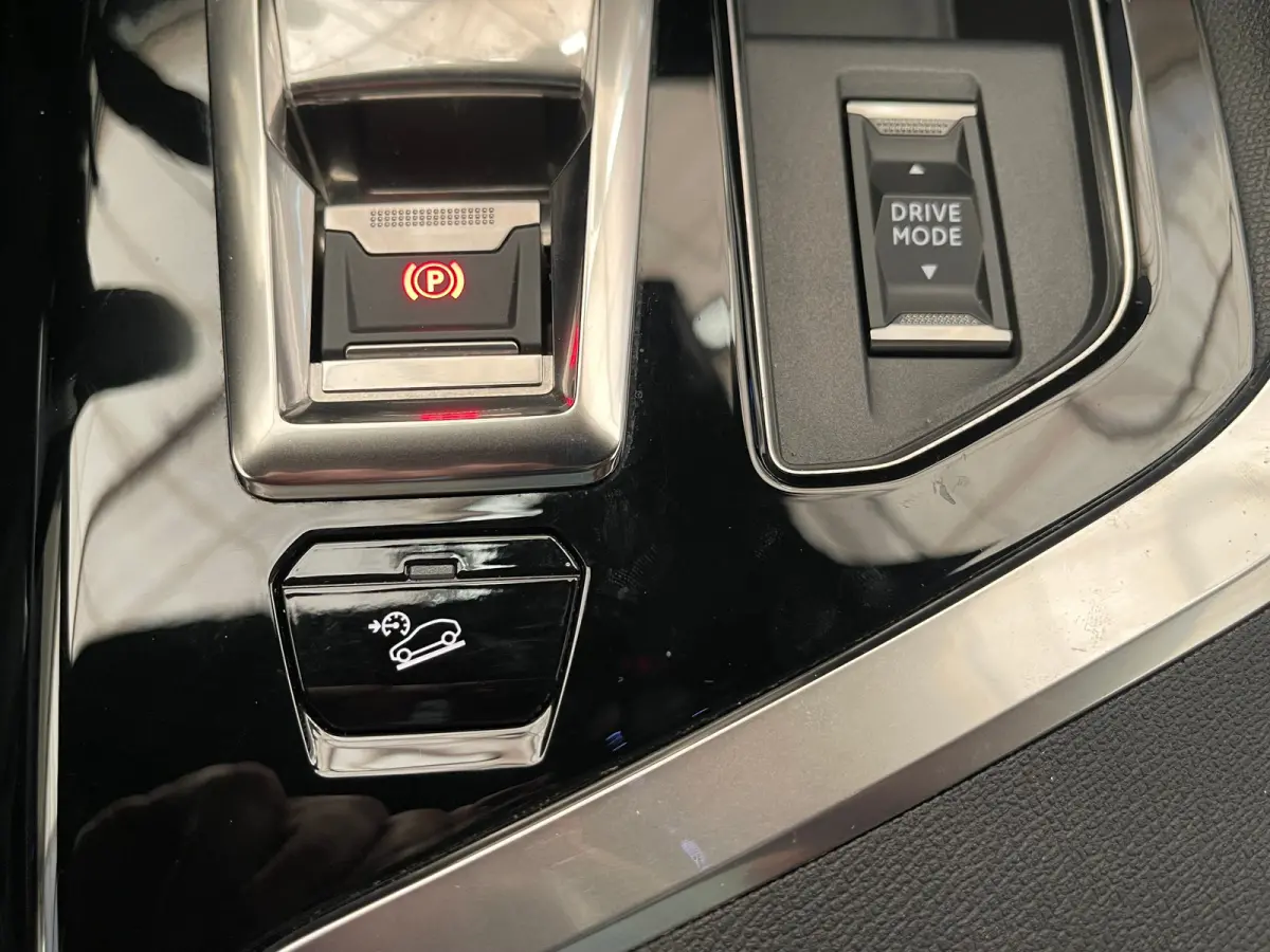 1.6 HYbrid4 300 Première Pack Panorama Dak | Elek. Stoelen met Massage | Focal | Elek. Achterklep | Camera Rondom | Stoelverwarming | Digitaal Dashboard | Achteruitrijcamera | Apple Carplay