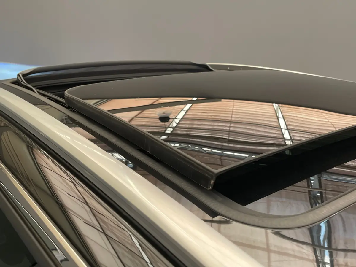 1.6 HYbrid4 300 Première Pack Panorama Dak | Elek. Stoelen met Massage | Focal | Elek. Achterklep | Camera Rondom | Stoelverwarming | Digitaal Dashboard | Achteruitrijcamera | Apple Carplay