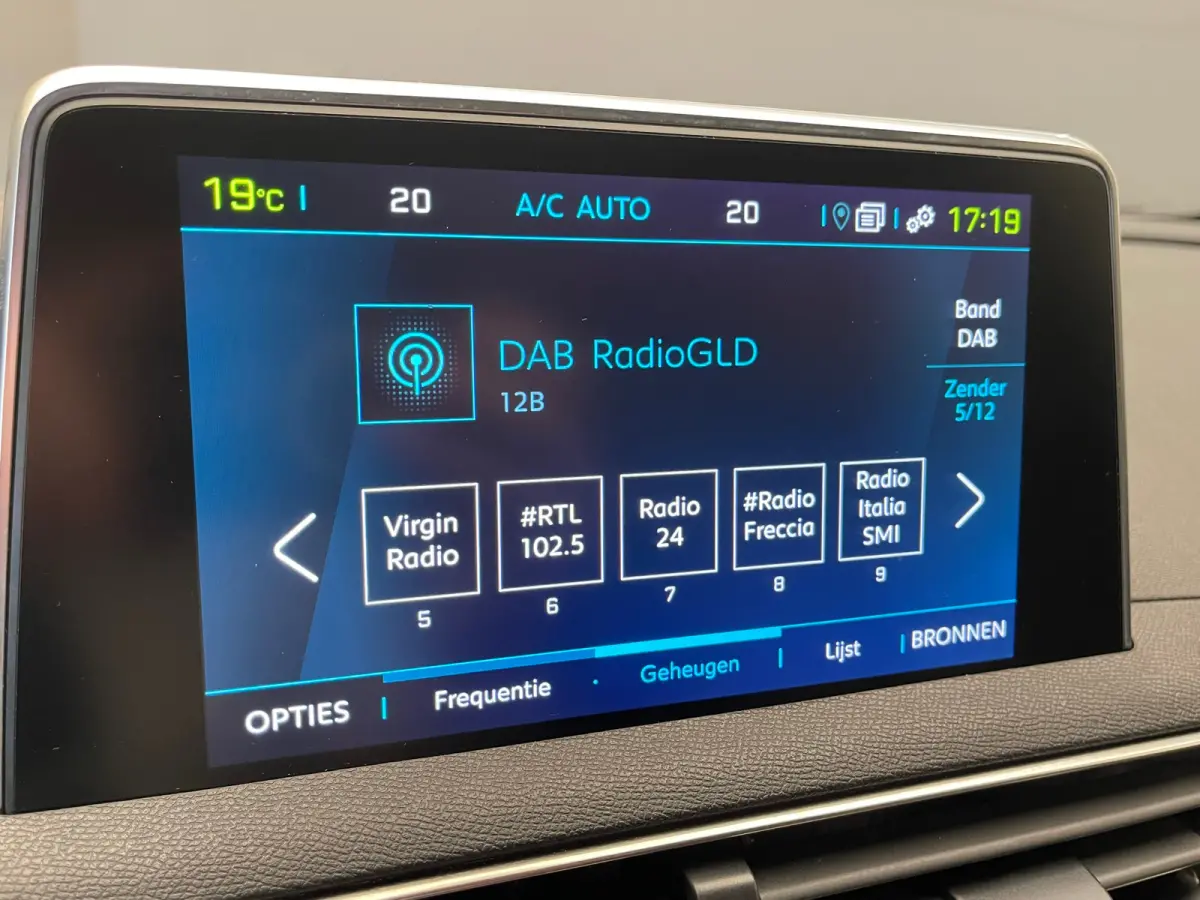 1.6 HYbrid4 300 Première Pack Panorama Dak | Elek. Stoelen met Massage | Focal | Elek. Achterklep | Camera Rondom | Stoelverwarming | Digitaal Dashboard | Achteruitrijcamera | Apple Carplay