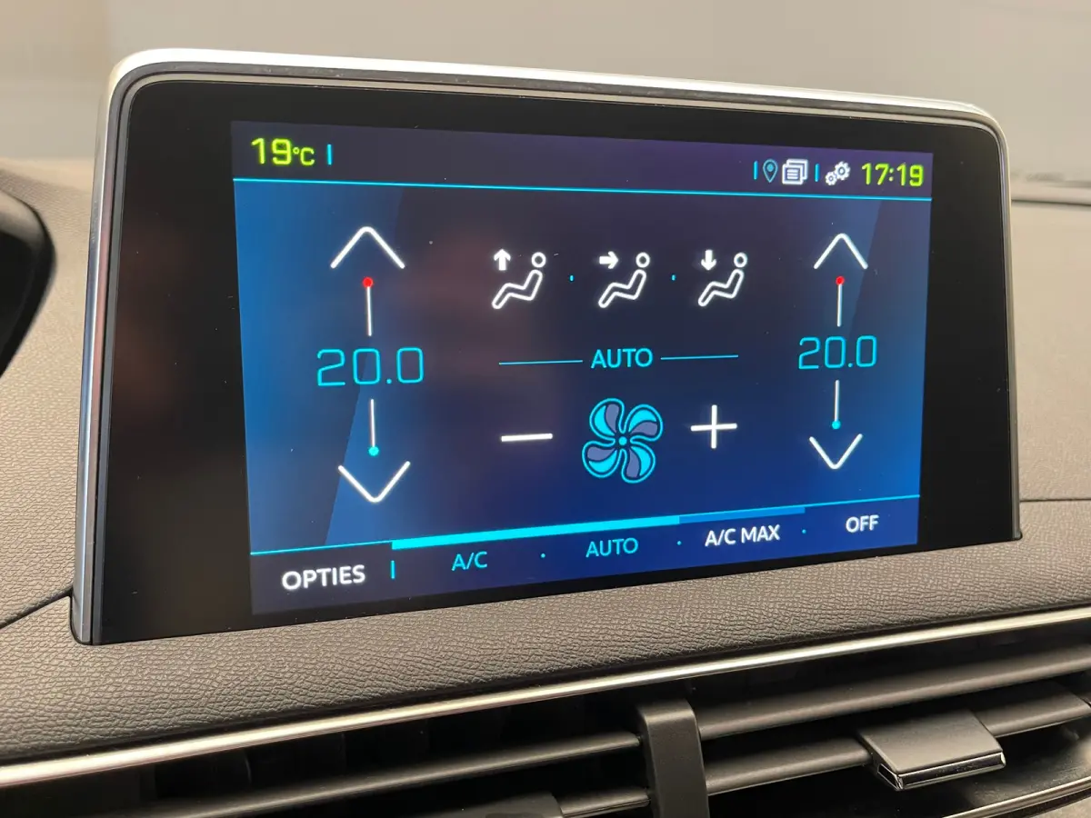 1.6 HYbrid4 300 Première Pack Panorama Dak | Elek. Stoelen met Massage | Focal | Elek. Achterklep | Camera Rondom | Stoelverwarming | Digitaal Dashboard | Achteruitrijcamera | Apple Carplay
